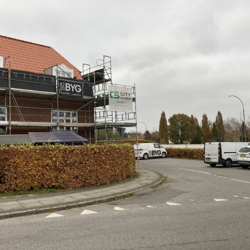 Firmabiler og hus som får lagt nyt tag