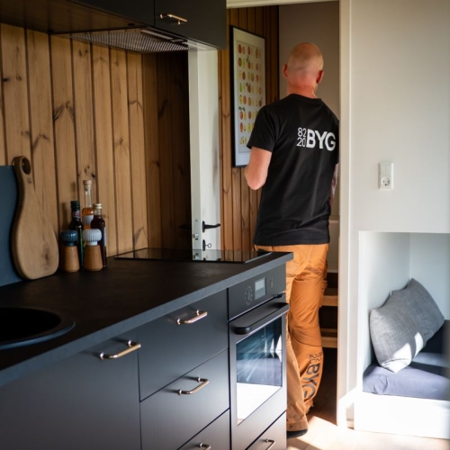 Mini sommerhus med praktisk køkkenindretning