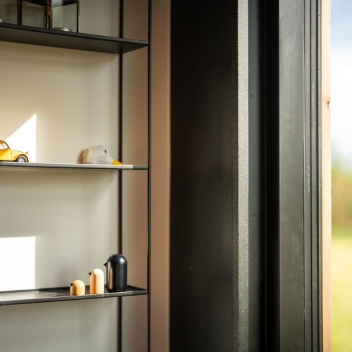 Moderne opholdsareal i færdigt sommerhus