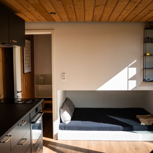 Moderne indrettet soveplads i mini sommerhus