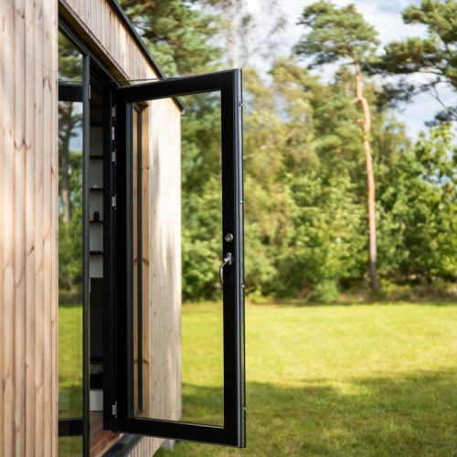 Færdigt sommerhus med stilrent udvendigt udtryk