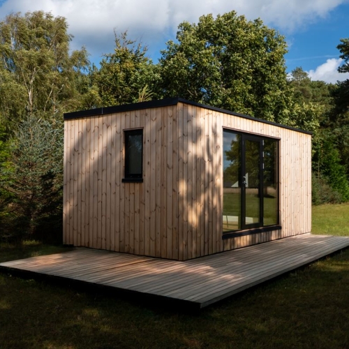 Lille sommerhus med store vinduespartier