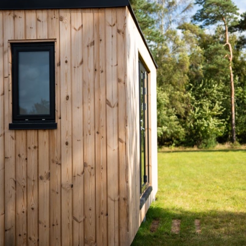Færdigt sommerhus med flotte materialer