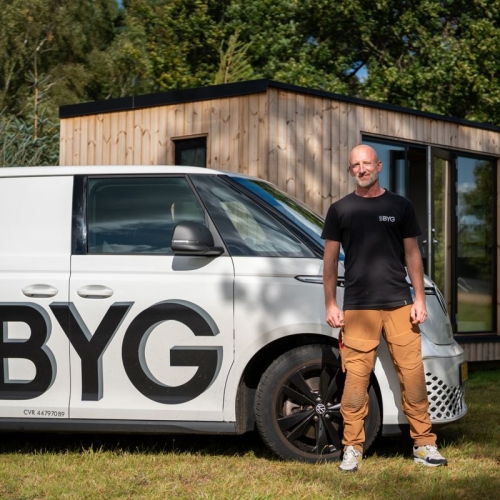 Lille færdigbygget sommerhus med store vinduer