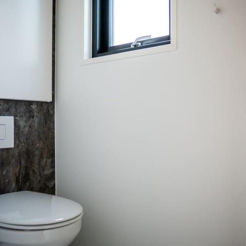 Lille sommerhus med moderne toilet