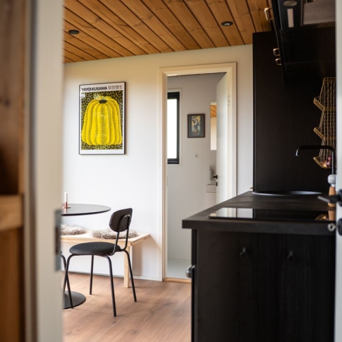 Lyst opholdsrum i lille færdigbygget sommerhus