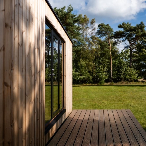 Lille færdigbygget sommerhus med terrasse