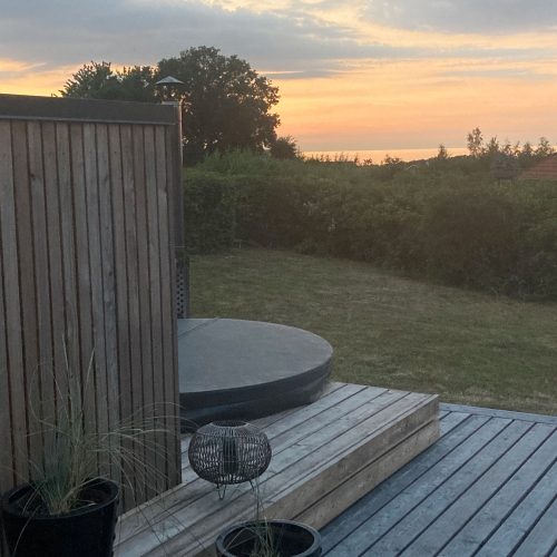 Træterrasse i Aarhus med spa og udsigt i have