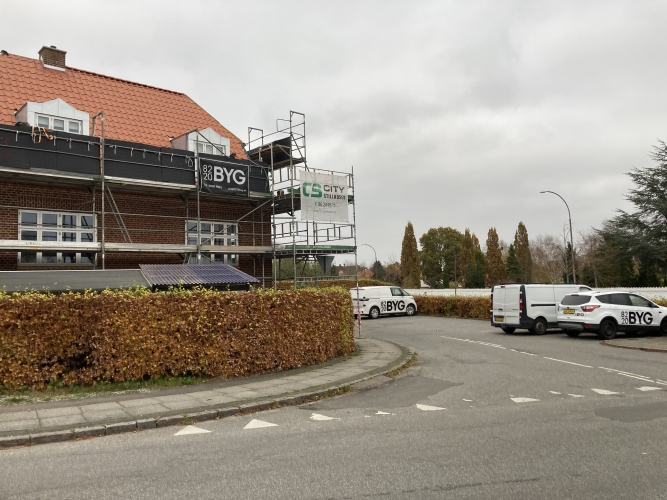 Firmabiler og hus som får lagt nyt tag