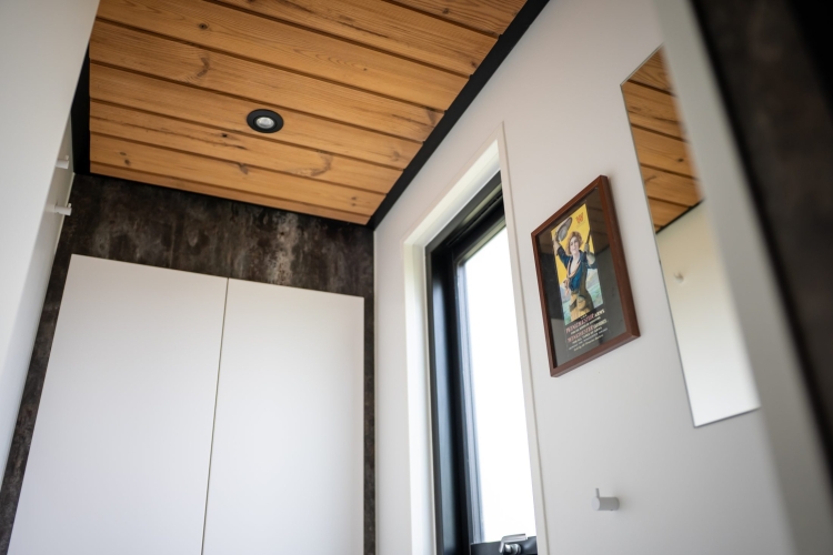 Moderne indretning med god udnyttelse af pladsen