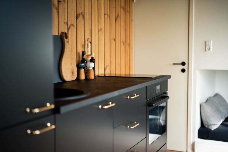 Lille færdigbygget sommerhus med køkken
