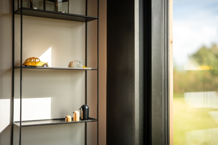 Moderne opholdsareal i færdigt sommerhus