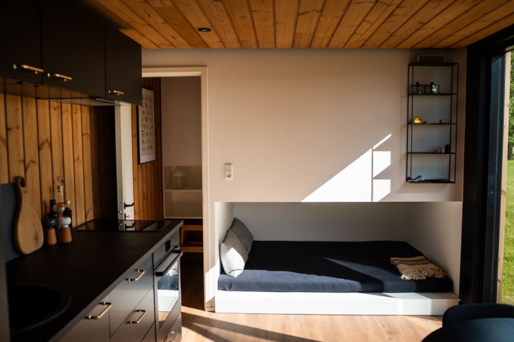 Moderne indrettet soveplads i mini sommerhus