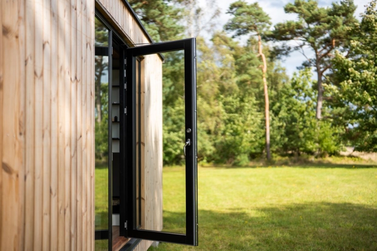 Færdigt sommerhus med stilrent udvendigt udtryk
