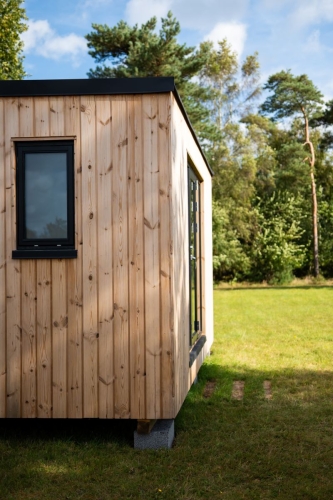 Færdigt sommerhus med flotte materialer