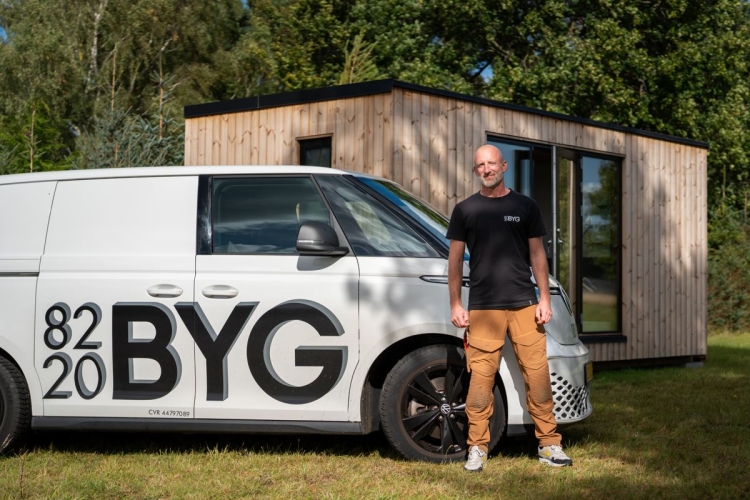 Lille færdigbygget sommerhus med store vinduer