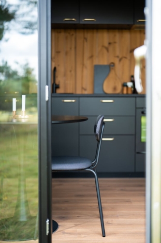 Moderne indretning i lille fritidshus