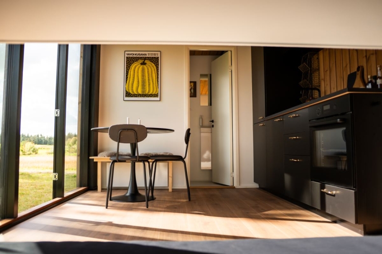 Færdigt sommerhus med pladsbesparende køkken