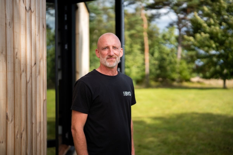 Lille færdigbygget sommerhus med 8220 Byg