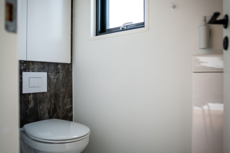 Lille sommerhus med moderne toilet