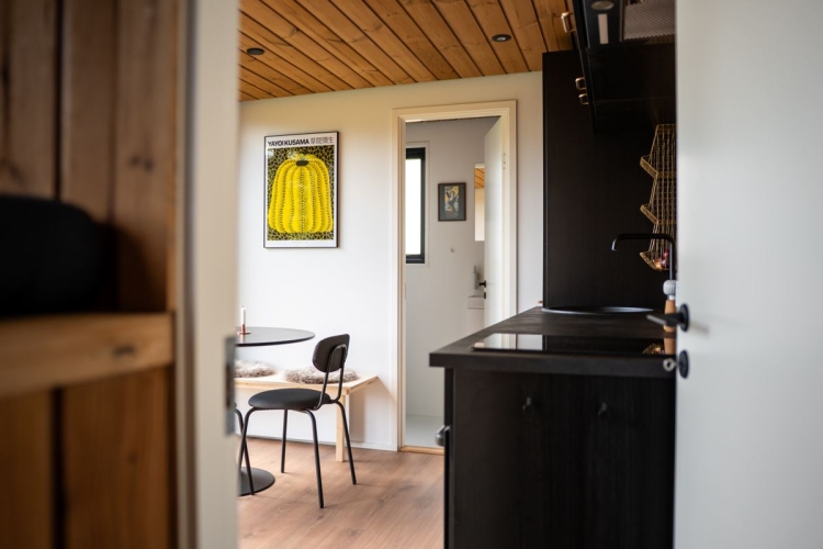 Lyst opholdsrum i lille færdigbygget sommerhus