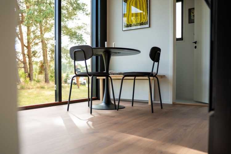 Tiny house sommerhus med hyggeligt opholdsrum