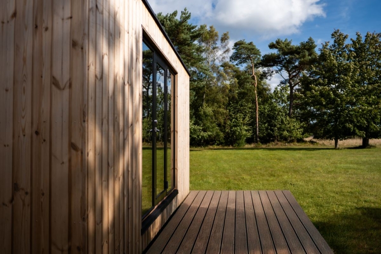 Lille færdigbygget sommerhus med terrasse