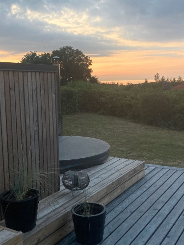 Træterrasse i Aarhus med spa og udsigt i have